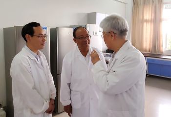 謝華安、謝聯(lián)輝院士在贛糧院士工作站指導工作